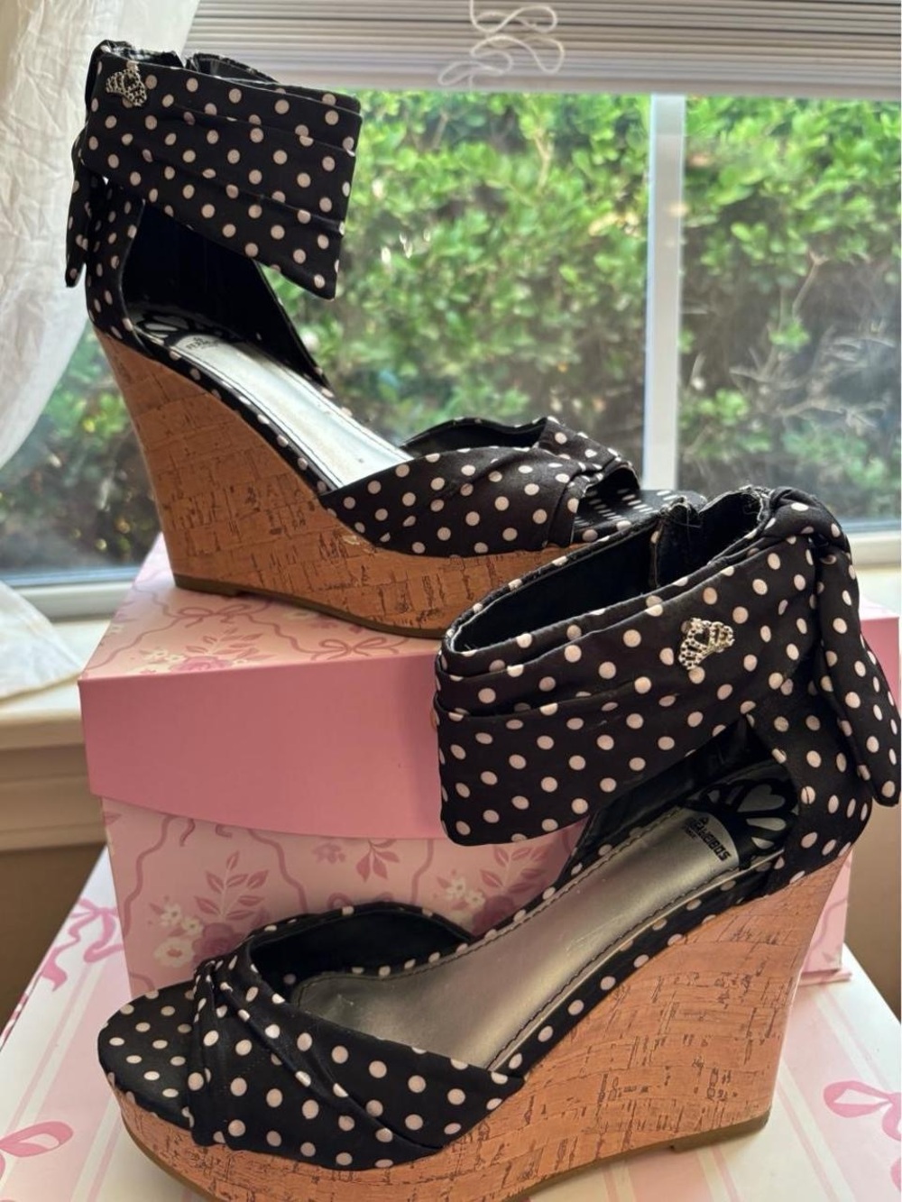 Vintage Y2K Fergalicious by Fergie black with white polka dot wedge size 6